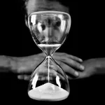 العقل البشري بين حوارين: حيّ وميت