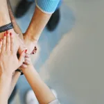 الشباب العربي والثقافة المزدوجة: مراوحة بين الوافد والمحلي