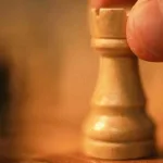 حين تخيّر لعبة السياسة الإيديولوجية على المعرفة