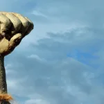 السلطة الأيديولوجية وتحطيم الإنسان: ثلاثة نماذج أدبية من ثلاثة دول شمولية