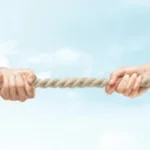 جدل الليبراليّين والجماعاتيّين: مدخل لتفكير مختلف حول النزاع العلماني الإسلامي