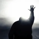 عنــف الوثـــوقيـّـة