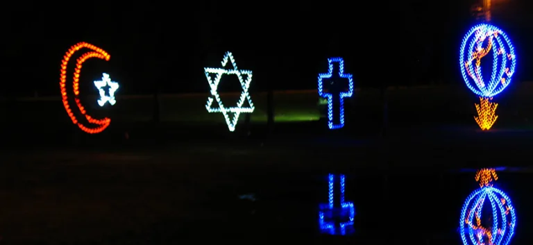 جدل الدين والتنمية في الأديان العالمية