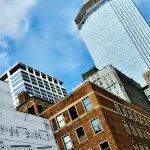 التقدم والفشل مستدلا عليهما بالشعر والموسيقى والعمارة