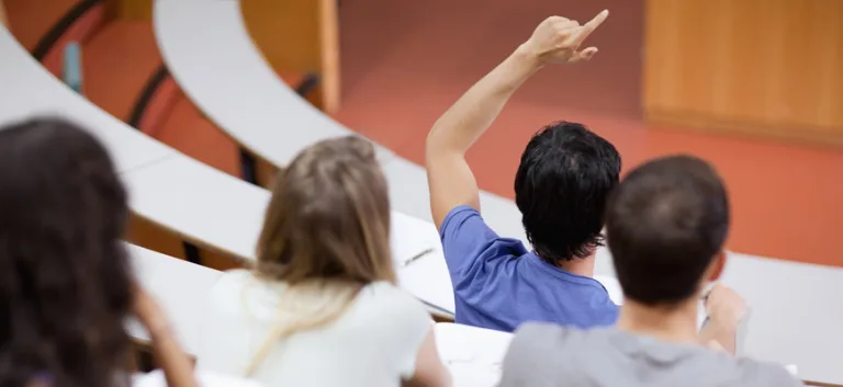 لماذا يتسع التشدد الديني والاجتماعي لدينا برغم ازدياد نِسب المتعلمين؟!