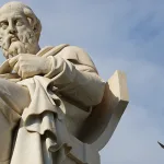 علاقة الفلسفة بالسياسة: أفلاطون والديمقراطية أنموذجًا