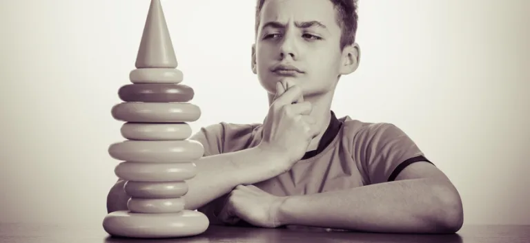 المنطق المنحرف ومسألة "مراجعة الحقائق المنطقية"