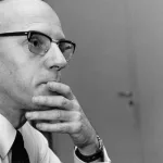 "ميشيل فوكو" وسُؤال السلطة: من الاختزال إلى التشظِّي؛ نحو فينومينولوجيا تأويلية للسّلطة وإضافة المفكَّر به في السياسة