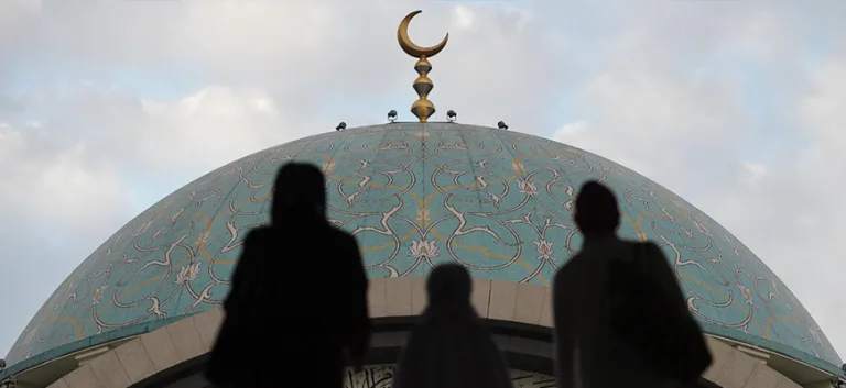 المؤسّسة الدينيّة والسلطة السياسيّة:  من الولاء إلى المواجهة