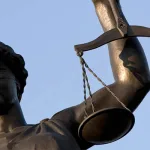 العدالة بوصفها إمكانا للتفكيك: قراءة في الجزء الأول من كتاب قوة القانون "الأساس الخفي للسلطة"، لجاك دريدا