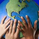 من التمييز العرقي والجنسي والدّيني إلى فكرة "الإنـسان الكوني"