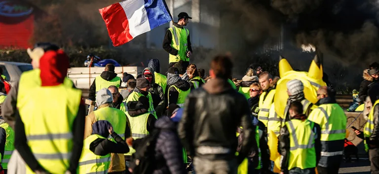 اليسار والسترات الصفراء