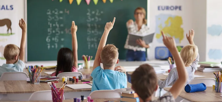 من صدمة المستقبل إلى الموجة الثالثة:  التربية في المجتمع ما بعد الصناعي في منظور آلفين توفلر