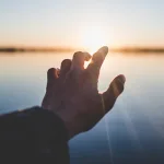 الدين الشعبي والدين العالمي: المواجهة وإعادة التأويل