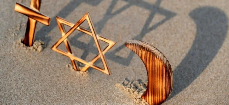 الدين في قلب المجتمع: أسئلة مفتوحة: وفقًا للأديان التوحيدية، نحن جميعًا سواسية