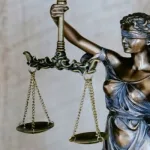 في الحدود الفاصلة بين الحق والقانون: – موقف روسو نموذجا –