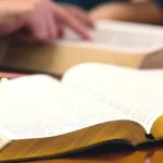 الفهم البشري لنصوص اللاهوت وآثاره