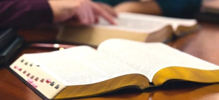 الفهم البشري لنصوص اللاهوت وآثاره