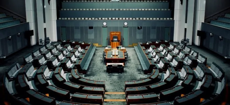 نظريَّة الديمقراطيَّة بين التمثيل الشعبي والمشاركة السياسيَّة والمداولة العامَّة