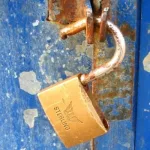 إزاحة المقدس في الفضاء الافتراضي بين خبث الذات ولذة العمومي