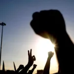 الديمقراطيَّة بين مطلب العدالة وآلة العنف