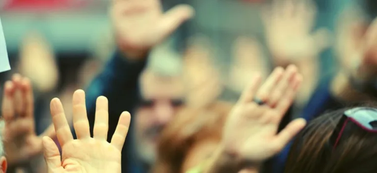 في تناقضات الدِّيمُقرَاطِيّة والمُجتمع المَدَنِيّ