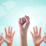 حقوق الإنسان بين الكونية والمحلية:  في ضرورة التأصيل الثقافي للمفهوم   لبنى