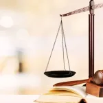 مُفارَقة القانون المغربي:  بيْن السماء والأرض