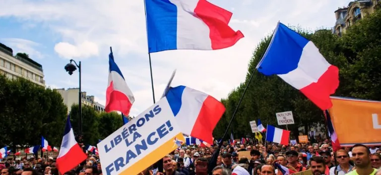 العلمانية الفرنسية في الجمهوريات الخمس تطور تاريخي وتحديات معاصرة