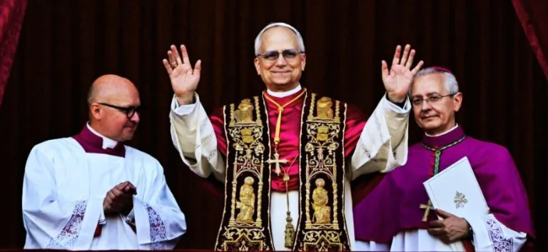 البابا والفاتيكان، حق إلهي أم احتكار ذكوري؟ رجال كهول يقصون النساء والشباب باسم السماء