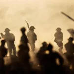 أخلاقيات الحرب وصناعة الحروب: استجواب فلسفي لمشاركة الأفارقة في الحروب العالمية واستبعادهم من النُّصُب والمعالم التذكارية الحربية