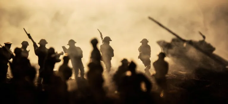 أخلاقيات الحرب وصناعة الحروب:  استجواب فلسفي لمشاركة الأفارقة في الحروب العالمية واستبعادهم من النُّصُب والمعالم التذكارية الحربية